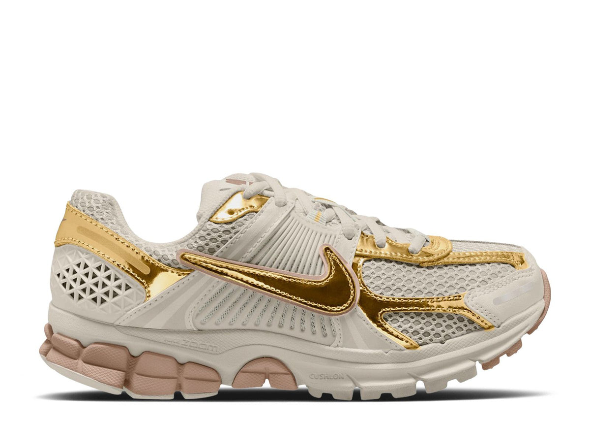 NIKE WMNS ZOOM VOMERO 5 'LIGHT OREWOOD BROWN METALLIC GOLD'